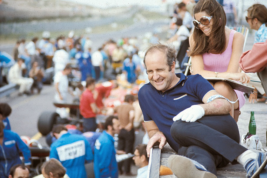Denny Hulme had suffered burns to his hands at Indianapolis and was therefore not able to race. Behind him Jackie Oliver's wife Lynn.