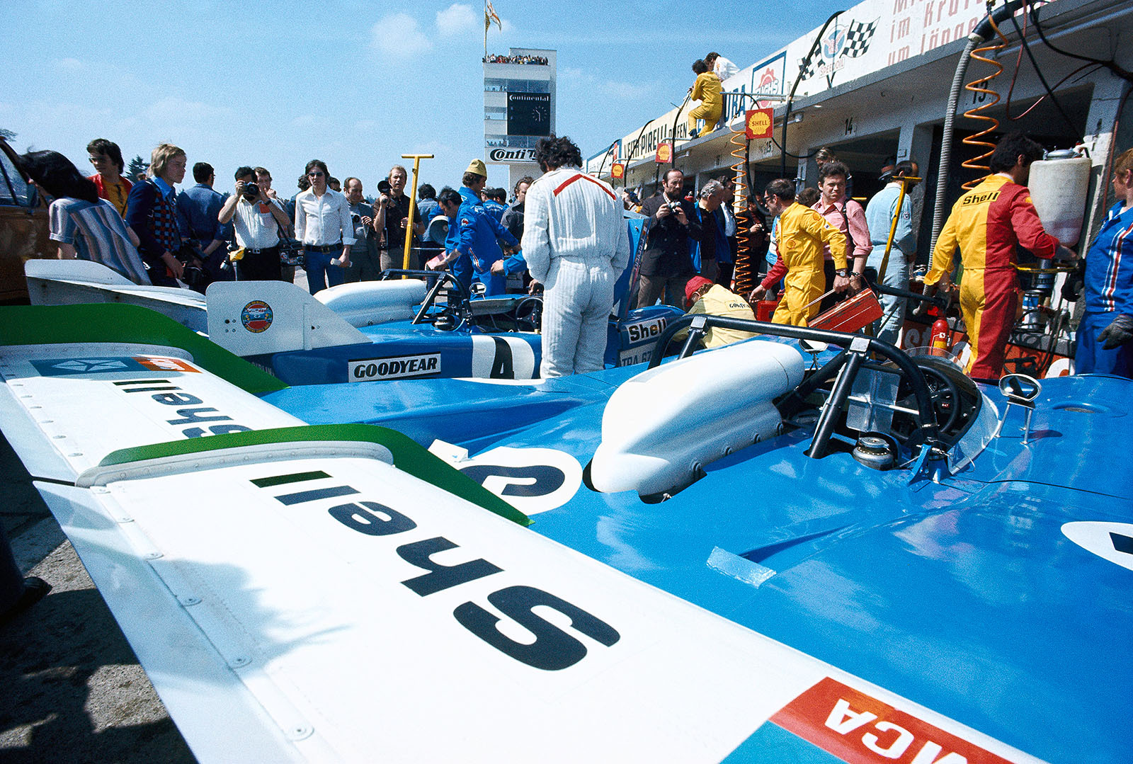 At pits GÈrard Larrousse's (F) and Henri Pescarolo's (F) Matra-Simca MS670B 01 with no. 5, besides the Matra-Simca MS670B 03 of FranÁois Cevert (F) and Jean-Pierre Beltoise (F)