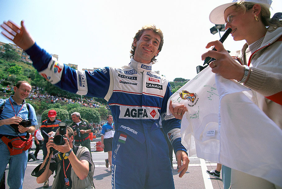 Jarno Trulli greets his fans in front of the Monegasque "autograph grandstand"
