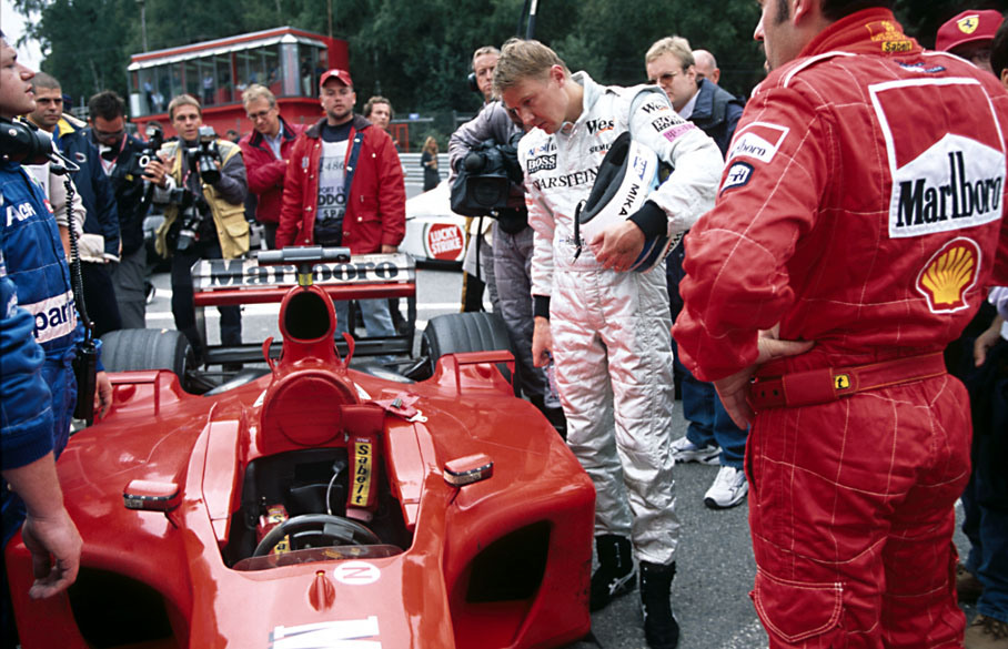 Mika Häkkinen takes a close look at his competitor's car