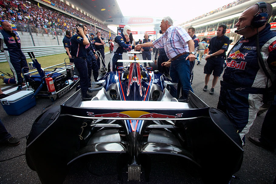Dietrich Mateschitz (Red Bull) wishing David Coulthard a good race