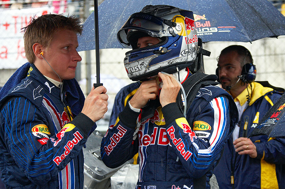 Sebastian Vettel puts his helmet on before the race