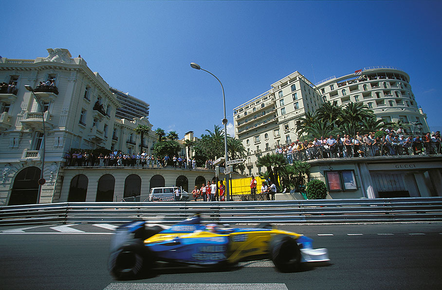 Jarno Trulli, Renault, passing spectators