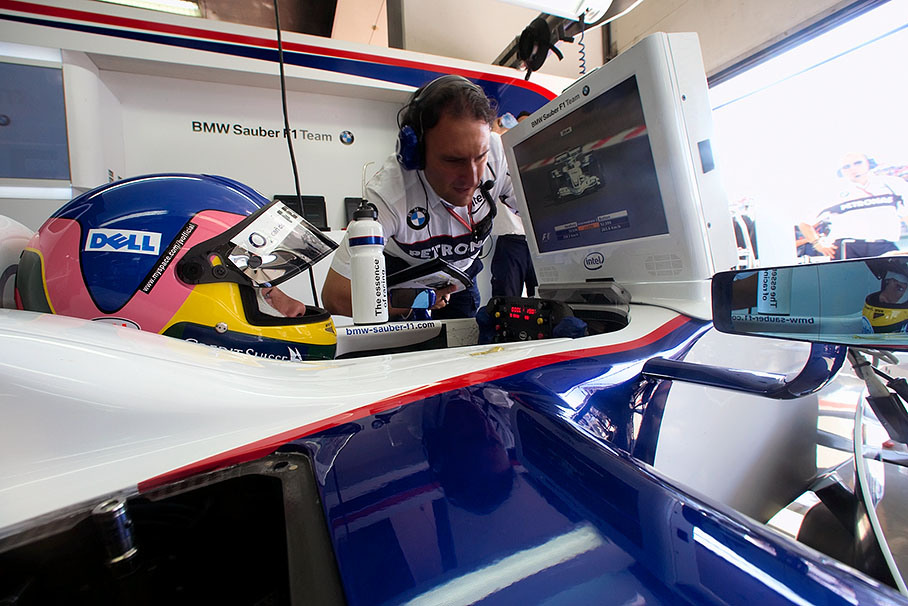 Jacques Villeneuve watching Heidfeld's practice performance on the track