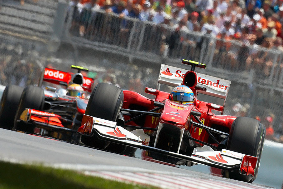 Fernando Alonso, Ferrari, in front of Hamilton