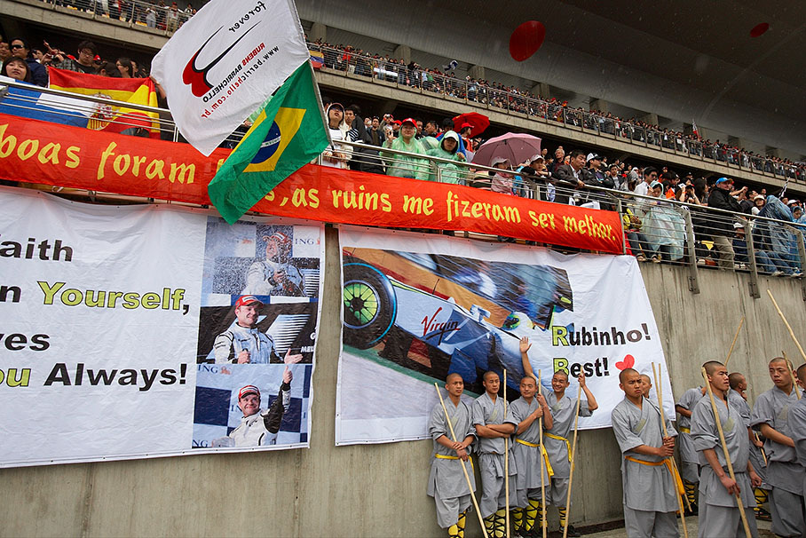 Barrichello's fans enroll banners on the main grandstand