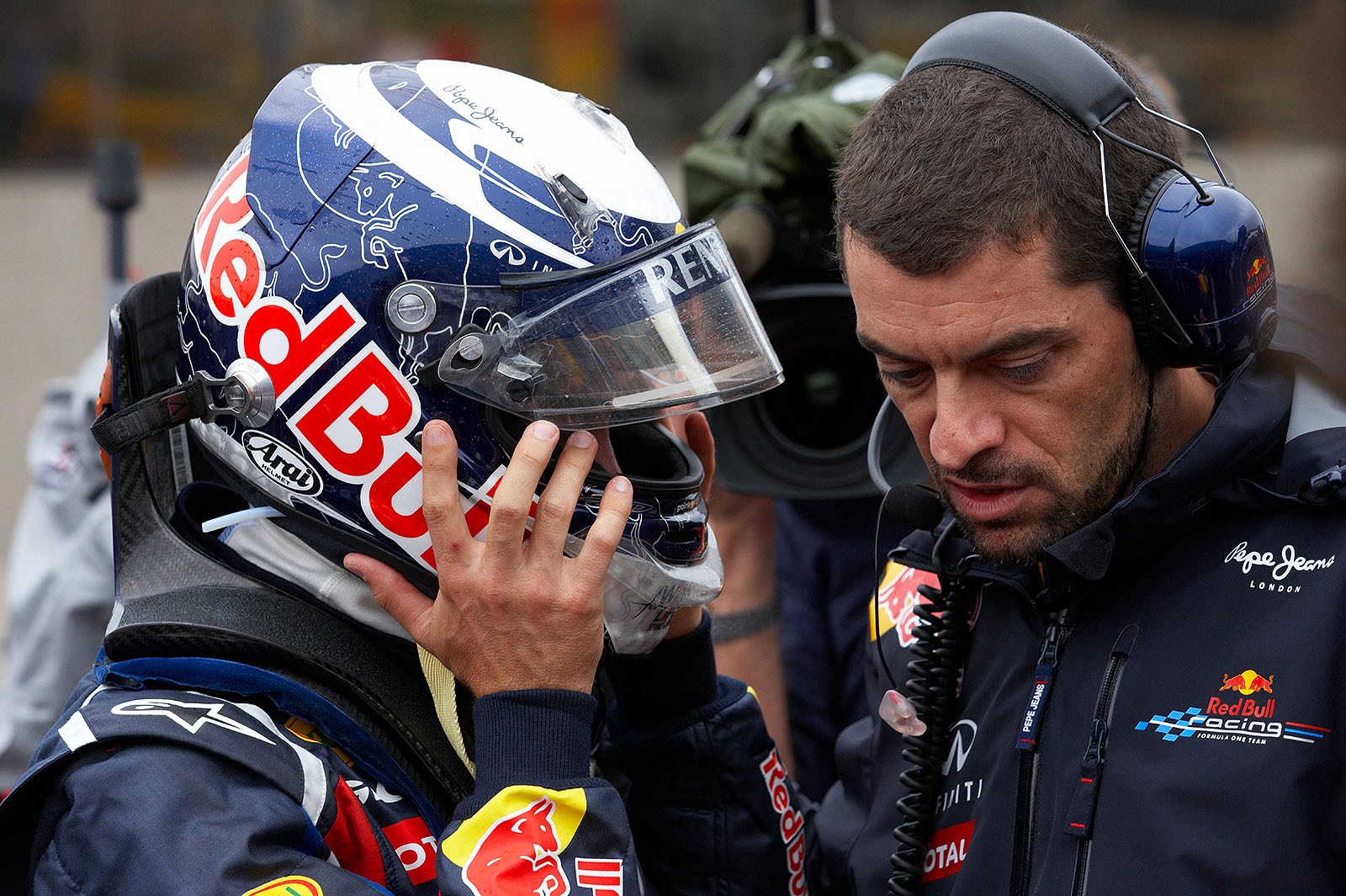 Red Bull's Sebastian Vettel and race engineer Rocquelin discuss besides the grid before the race