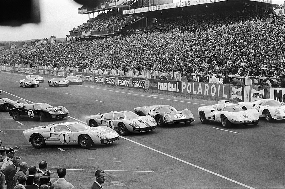 With Graham Hill and Gurney away in the lead, no. 1 Ken Miles (USA), 2nd on the grid in one of the many Ford's Mk II, is getting jumped at the start by John Whitmore's Ford no. 8, Mike Parkes' Ferrari (no. 20), Jo Bonnier's Chaparral-Chevrolet (no. 9) and Bondurant's Ferrari (no. 18). In the back you can see the no. 2 Ford of McLaren/Amon.