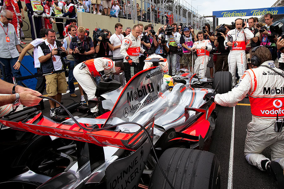 Eagerly awaitet by the media, Hamilton arrives at his grid position