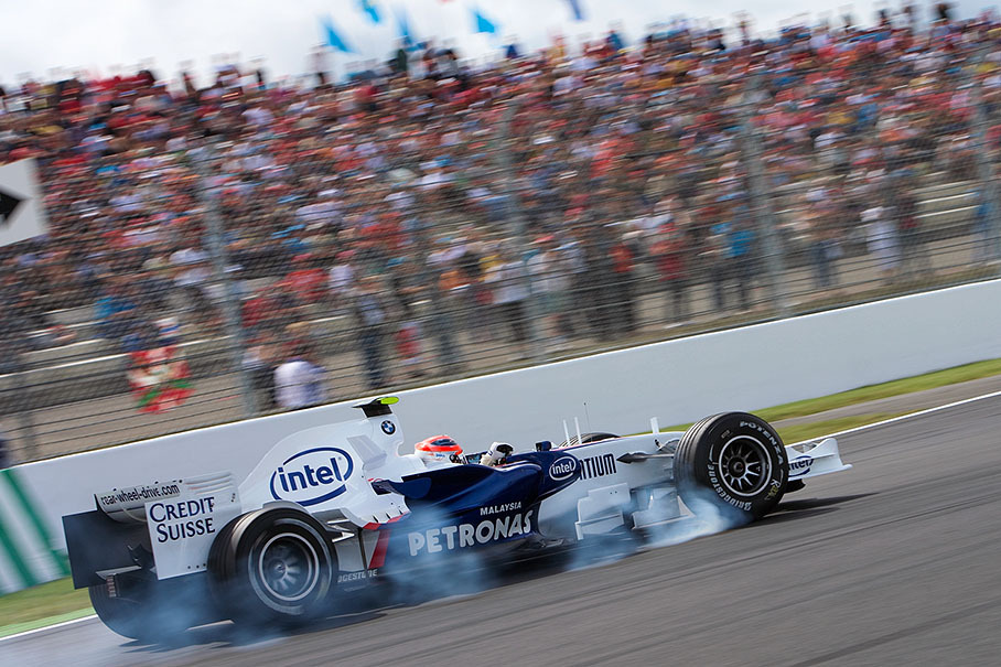Robert Kubica, BMW Sauber, brakes into Adelaid hairpin