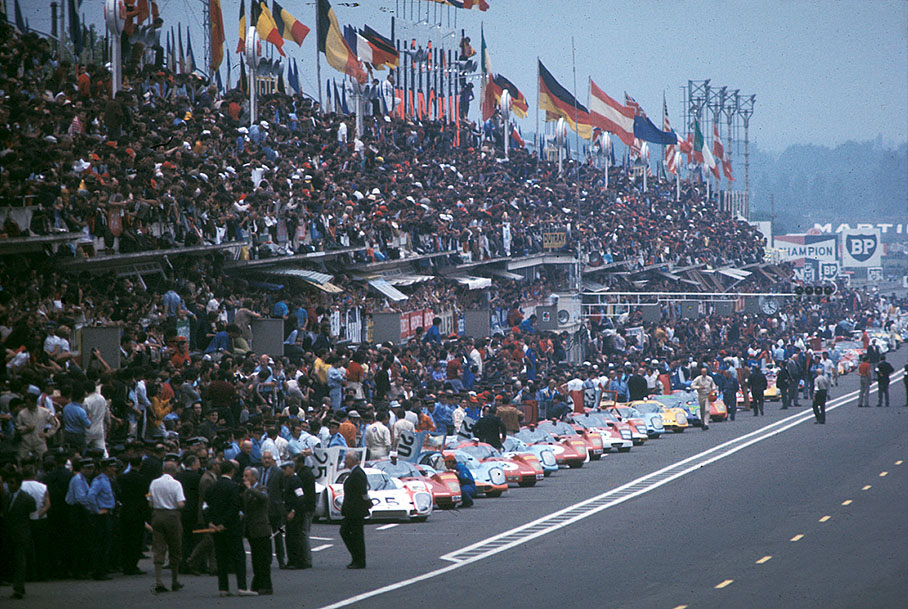 All cars stand in line minutes before the start