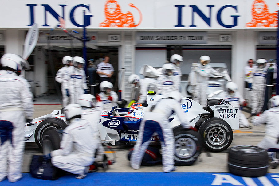 Robert Kubica, BMW Sauber F1, after being serviced in Q2