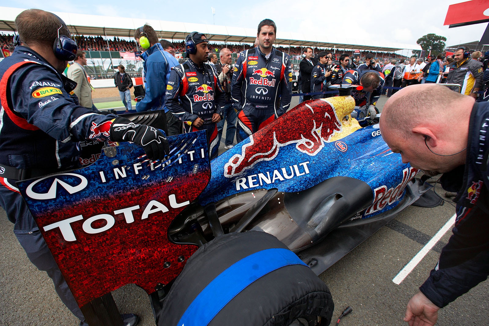 'Faces for Charity' was a great success for the supporting Red Bull team in raising funds for the 'Wings for Life' Spinal Cord Research Foundation, Vettel's face-covered race car is prepared on the grid