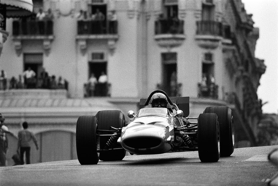 Bruce McLaren in his McLaren-Cosworth M7C in front of the Hotel de Paris