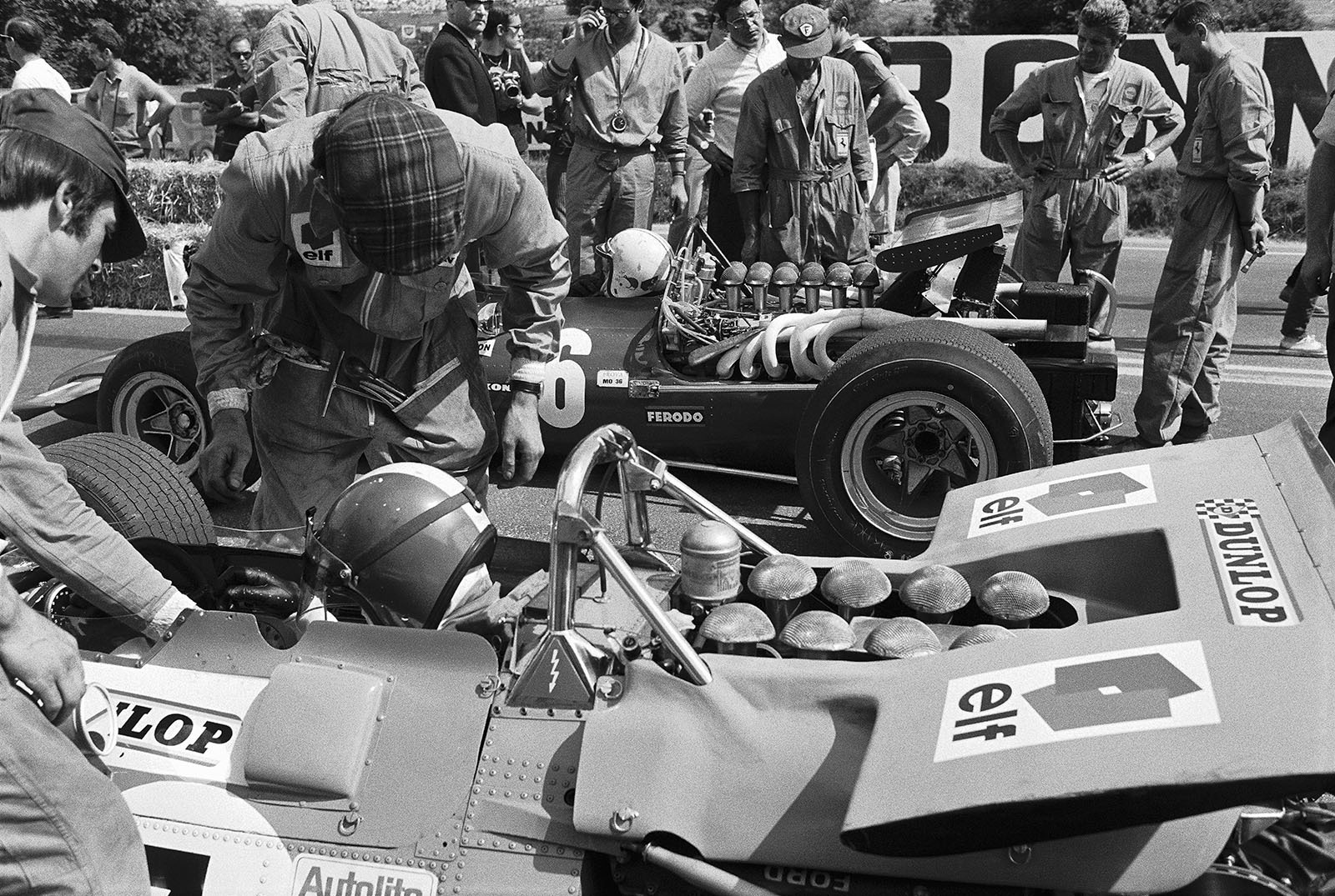 Busy grid, French Grand Prix, Clermont-Ferrand, 1969: In the foreground, starting from 5th position is Matra driver Beltoise. Next to him Ferrari driver Amon.