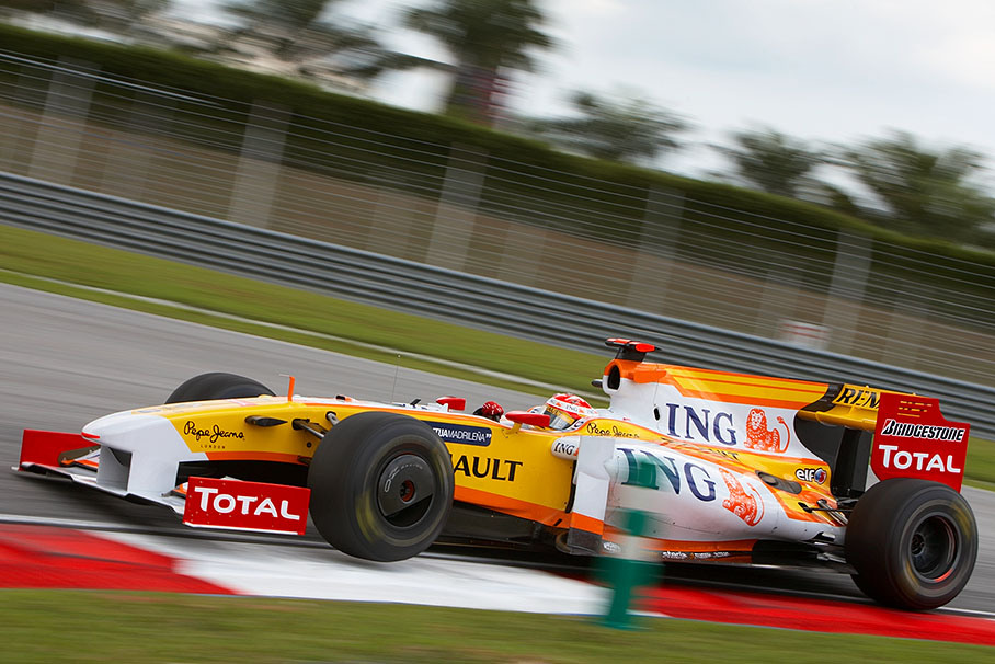 Fernando Alonso, Renault F1, flies over the curbs