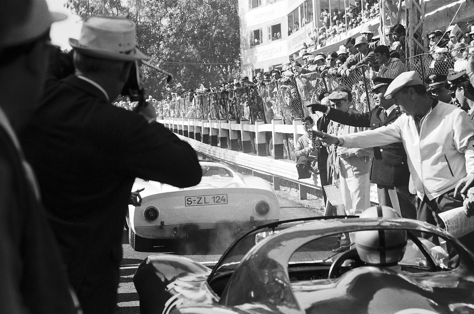 The Porsche 910/8 024 S-ZL 124 of Paul Hawkins (AUS) and Rolf Stommelen (D) lifts off during the car-by-car start out of the 'pit lane'