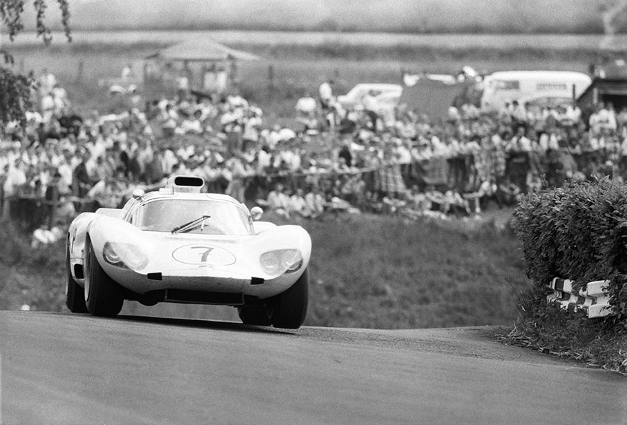 The winning Chapparal 2D Chevrolet, driven by Joakim Bonnier (S) and Phil Hill (USA)