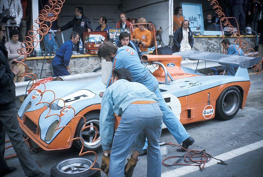Pit stop of Gulf Research's winning Mirage M6 Ford 605, driven by Derek Bell and Mike Hailwood (behind the car)