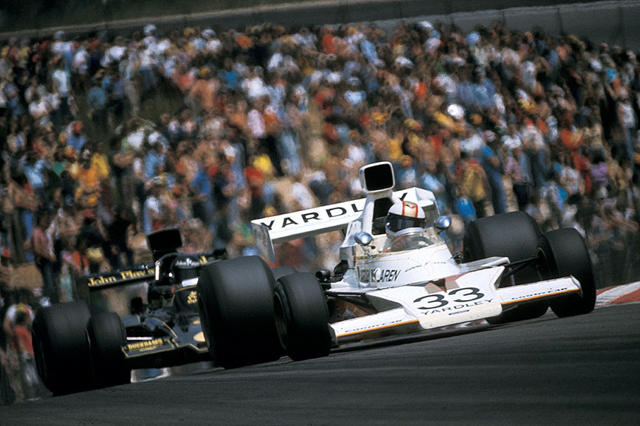 Mike Hailwood on McLaren-Cosworth M23 in front of Jacky Ickx' Lotus-Cosworth 72E