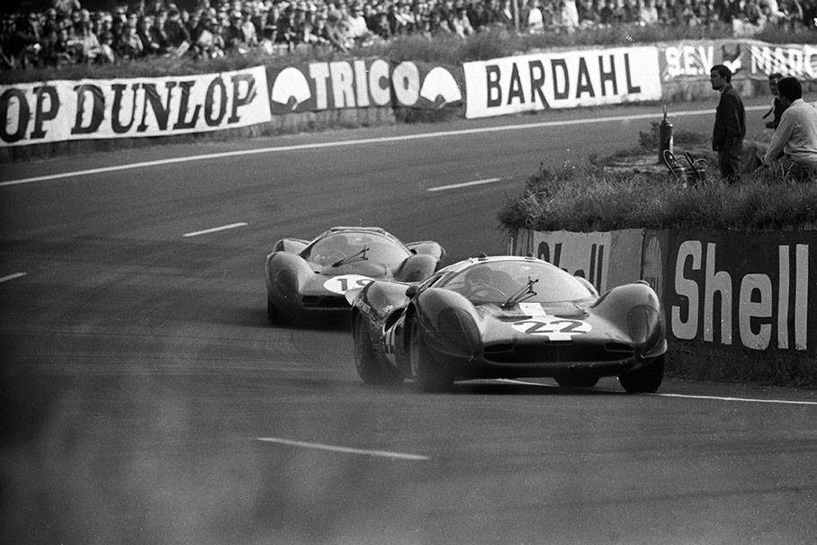 Jean Guichet (F) and Herbert Müller (CH) in the Ferrari 330P3/4 0848 in front of Günther Klass (D) and Peter Sutcliffe (GB) on Ferrari 330P4 0860