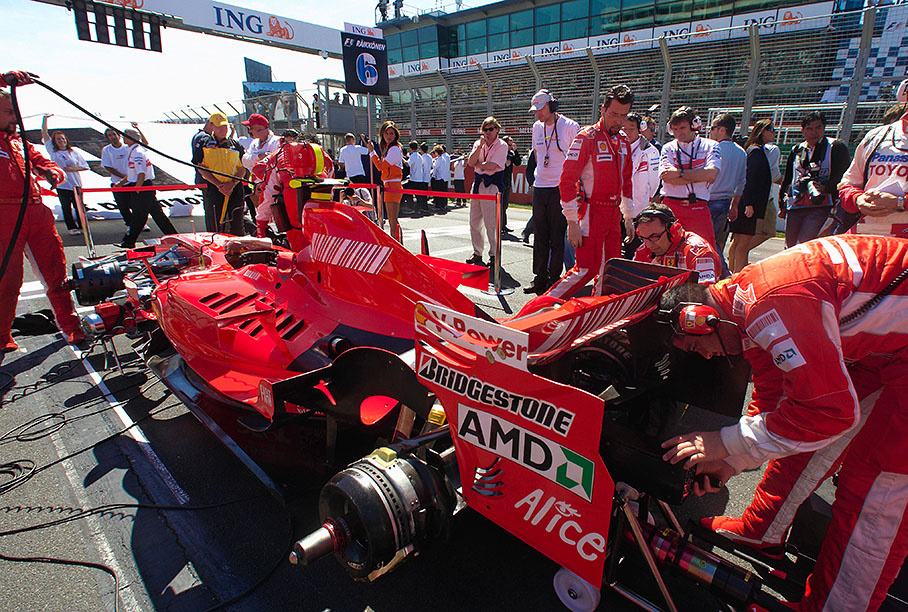 Sunny open air garage in Melbourne 2007: Kimi Raikkonen's Ferrari is being prepared at grid position