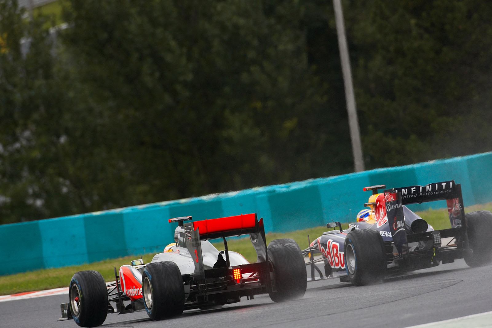 Lewis Hamilton, McLaren Mercedes, tries to overtake the still leading Sebastian Vettel - unsuccessful in this lap
