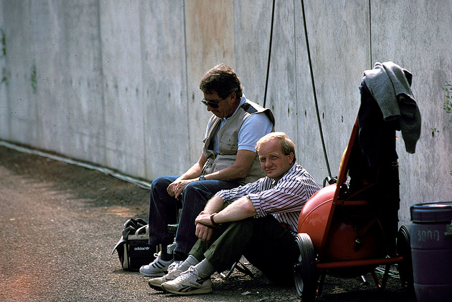 Le Mans 24h 1988, two exhausted photographer colleagues: Ferdi Kräling and Wolfgang Wilhelm