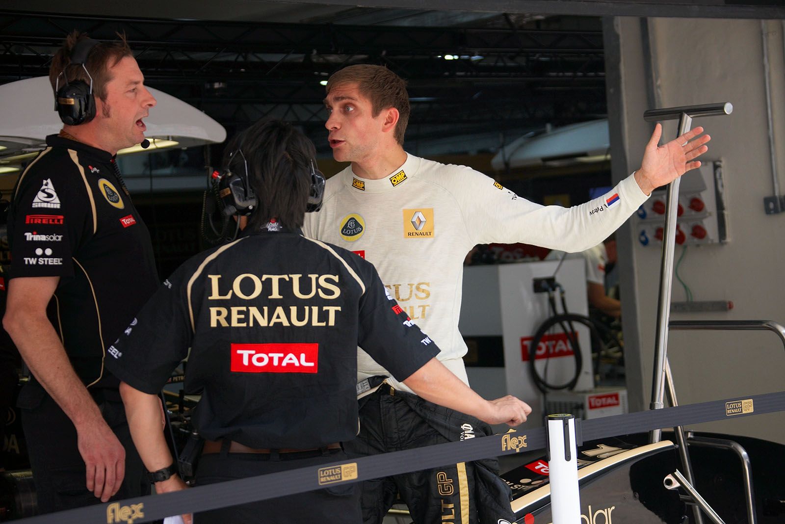 Vitaly Petrov discusses with the Renault GP engineers in pits