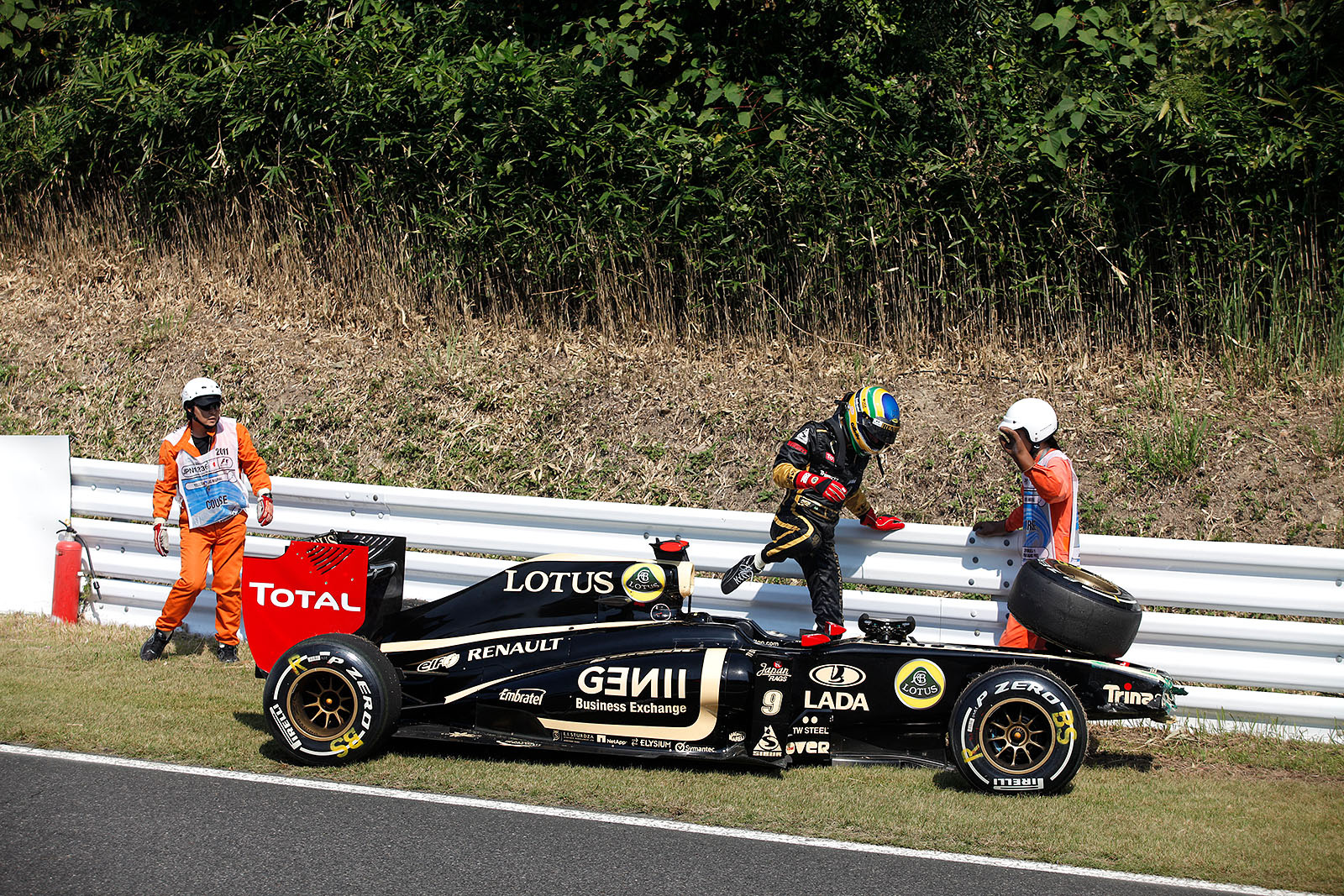 Bruno Senna, Lotus Renault GP, retires during practice session