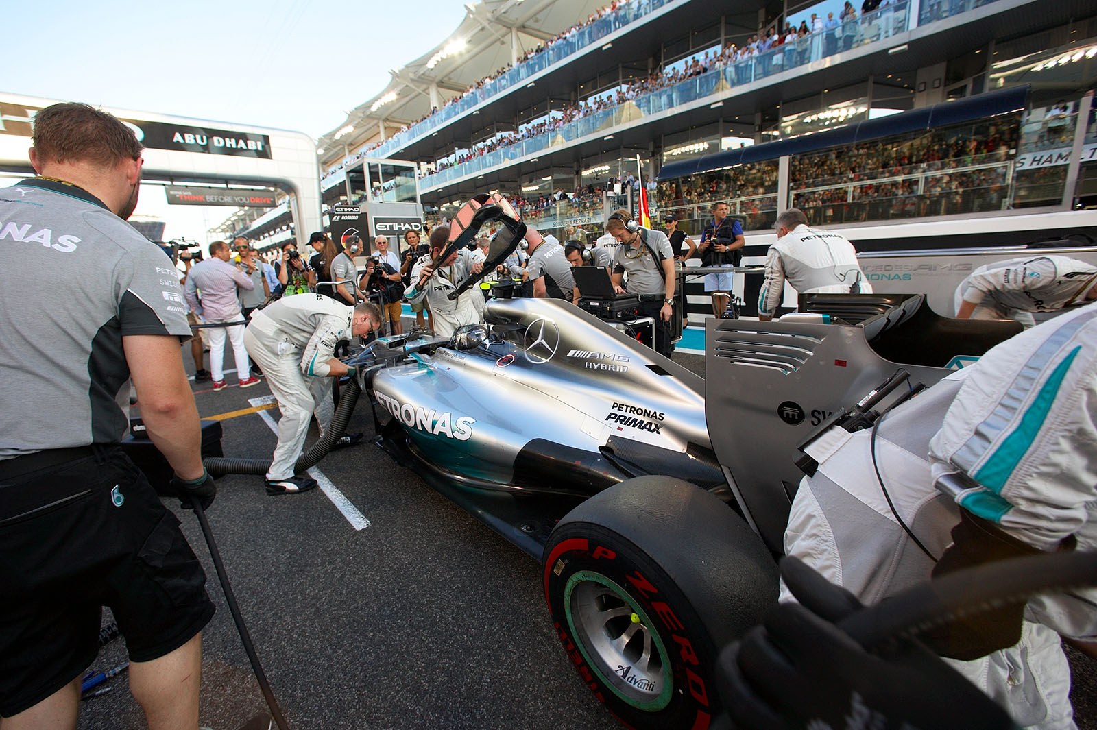 Nico Rosberg, Mercedes, arrives at his grid position, Abu Dhabi Grand Prix, 2014