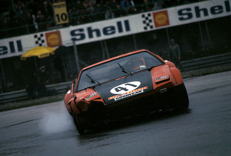 Herbert M¸ller (CH) navigates the damaged De Tomaso Pantera 2263 through the rain