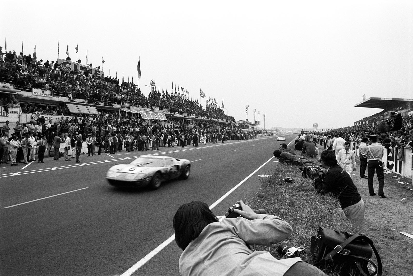 After 24 hours racing Jacky Ickx (B) and Jackie Oliver (GB) cross the finish line in the Ford GT40 #1075, still being chased by Hans Herrmann (D) and Gérard Larrousse (F) on Porsche 908 LH 031