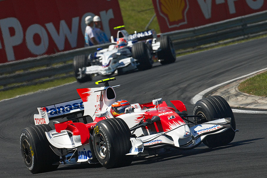 Timo Glock in front of Robert Kubica