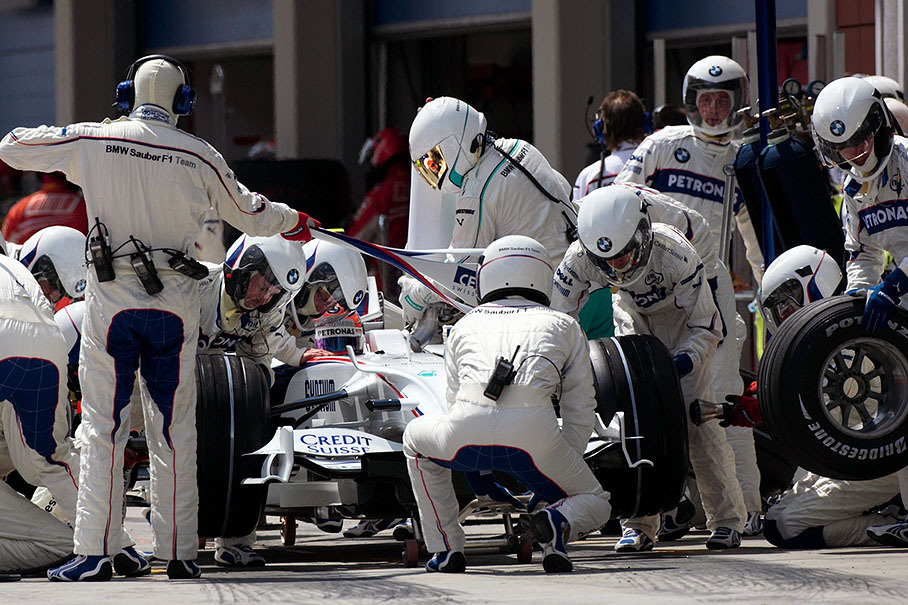 Robert Kubica receives a brief service during qualification part 3
