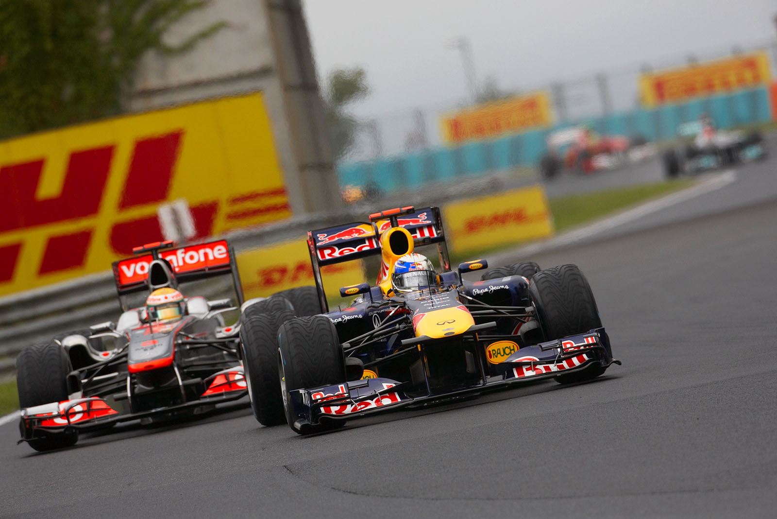 A bit more than one lap after the start, Vettel still leads in front of Hamilton
