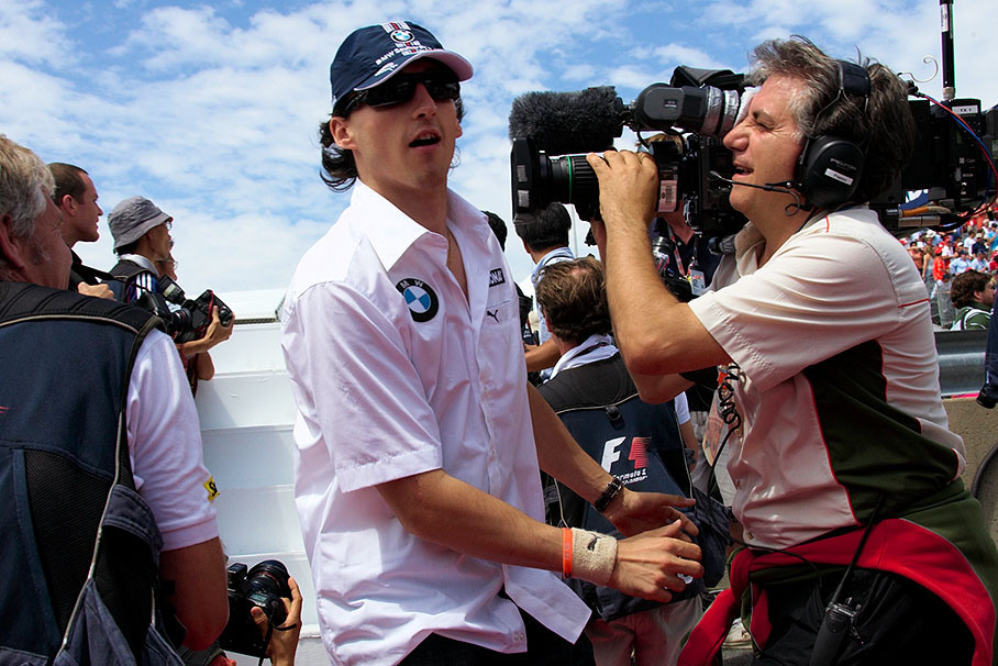 Robert Kubica returns from drivers parade