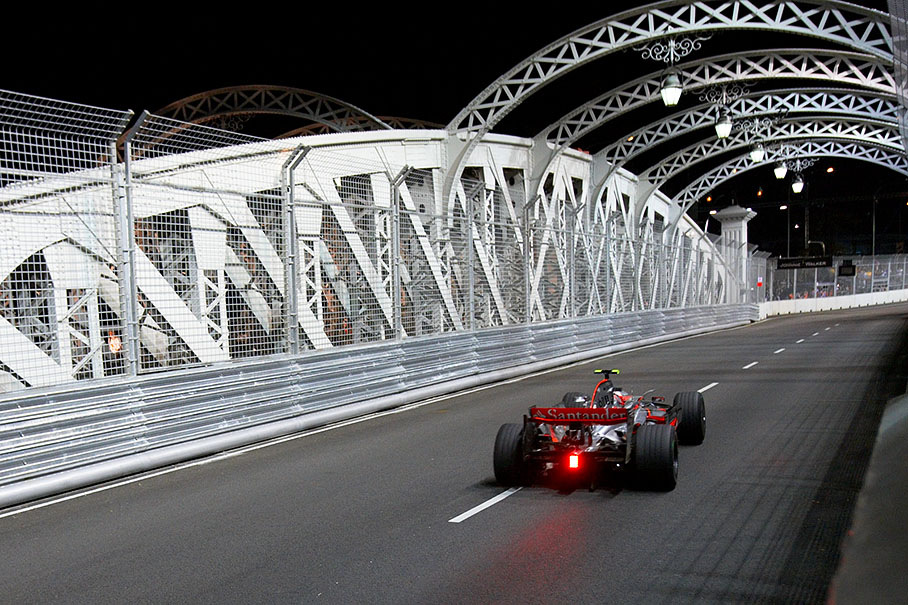 Heikki Kovalainen, McLaren Mercedes, crosses Anderson bridge