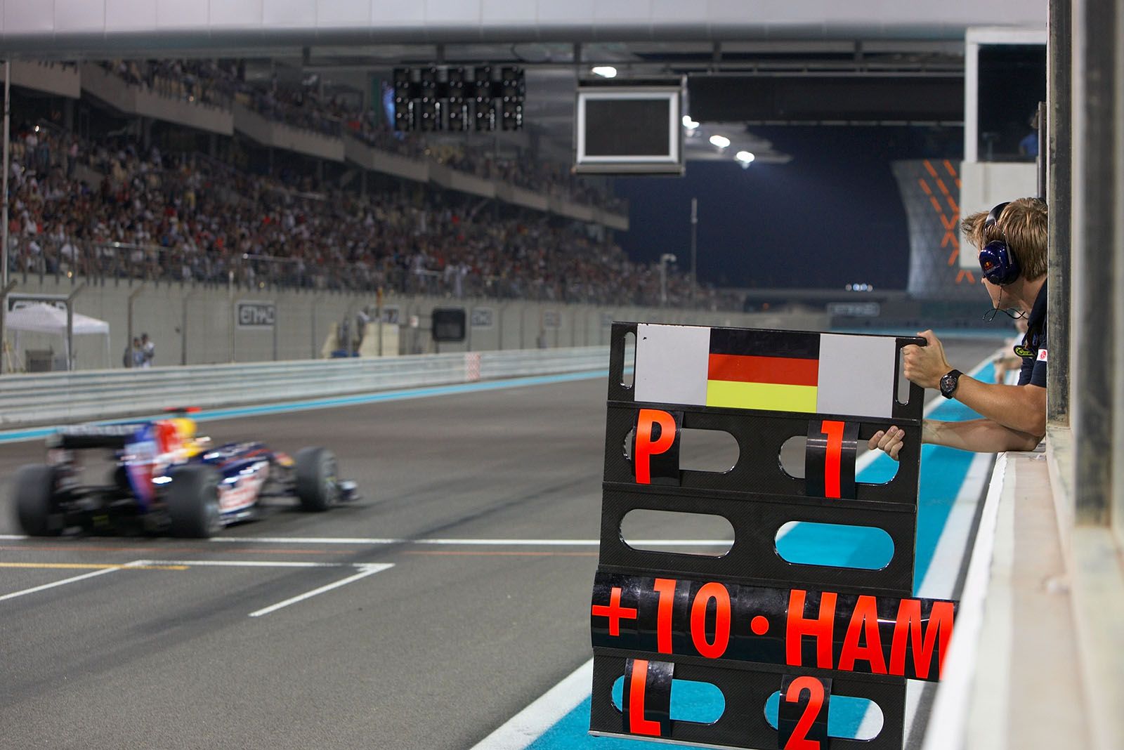 Race leader and Championship contender Sebastian Vettel's pit board signals a 10 seconds gap to Hamilton with only two laps to go