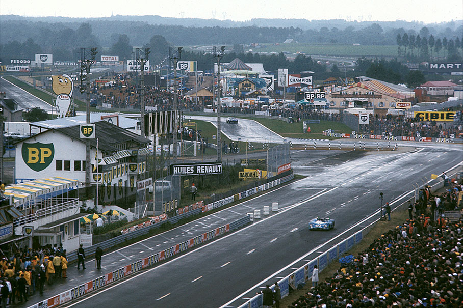 The winning Matra-Simca MS670 01 enters the long main straight