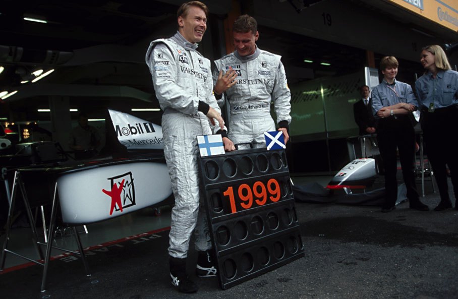 Mika Hakkinen and David Coulthard celebrate their fresh contract with McLaren for 1999.