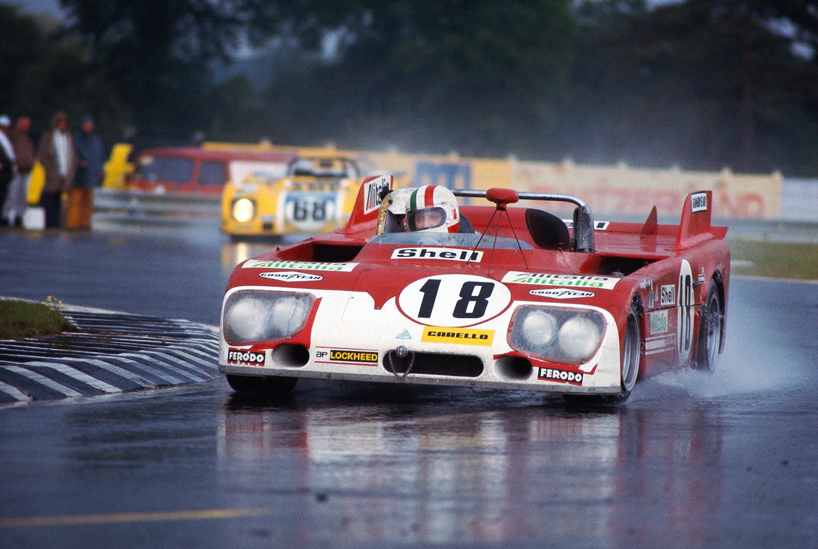Nino Vaccarella (I) in the rain on Alfa Romeo T33/TT/3