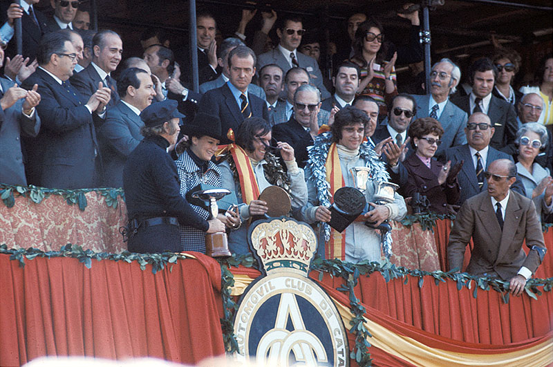 Race winner Emerson Fittipaldi celebrates on podium with his wife Helena, Lotus team boss Chapman and second placed Francois Cevert after the Spanish GP 1973