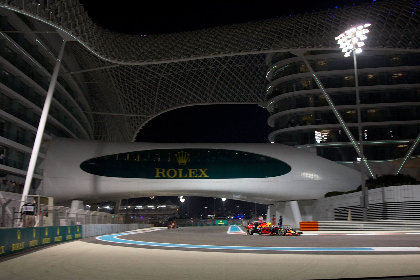 Both Red Bulls of Max Verstappen and Ricciardo, Abu Dhabi Grand Prix, 2016