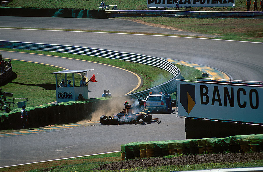 Shocking moment during practice - Heidfeld scratching the Medical Car