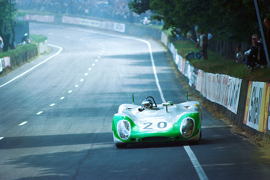 Tartaruga's Porsche P908/2L 028 #20 driven by Jo Siffert (CH) and Brian Redman (GB) retires with an oil leak after 60 laps