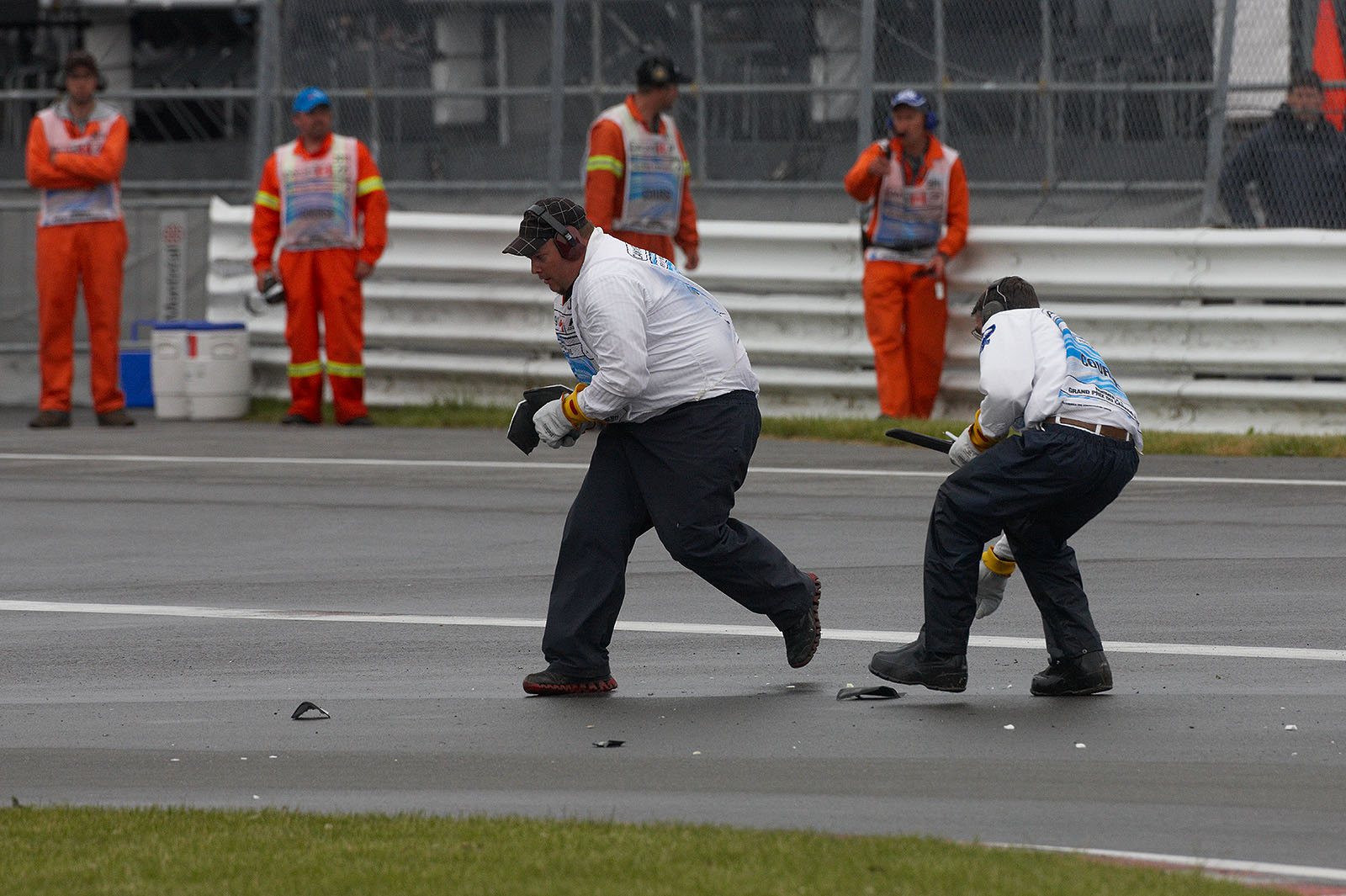 The race is resumed, heavy traffic leaves some debris behind which is cleared by 'the cleaners'