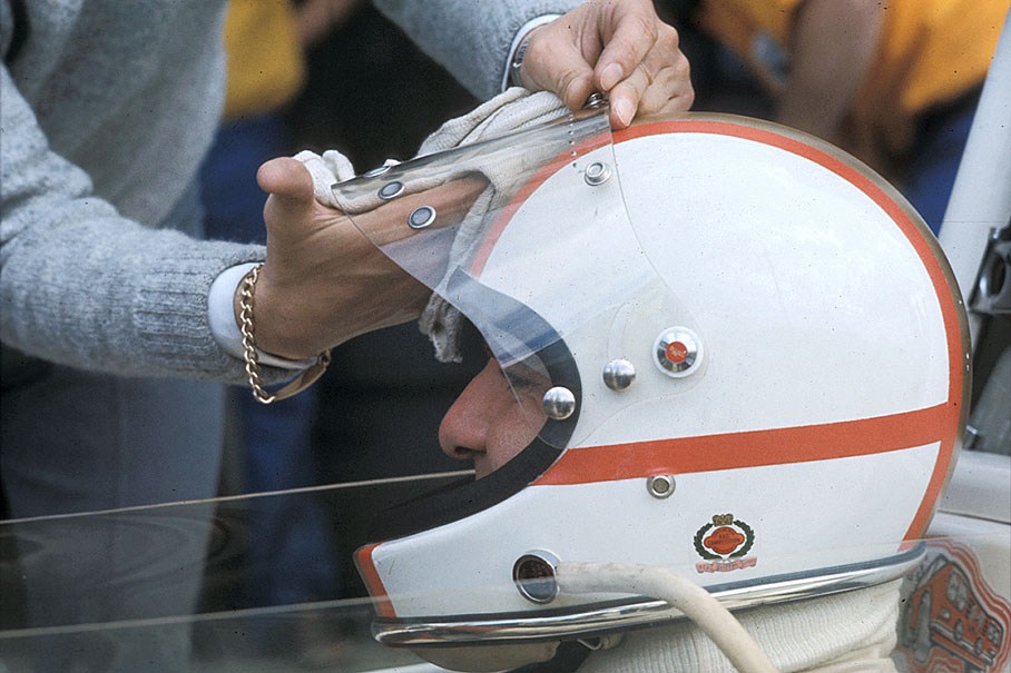 Mike Hailwood gets his helmet visor cleaned