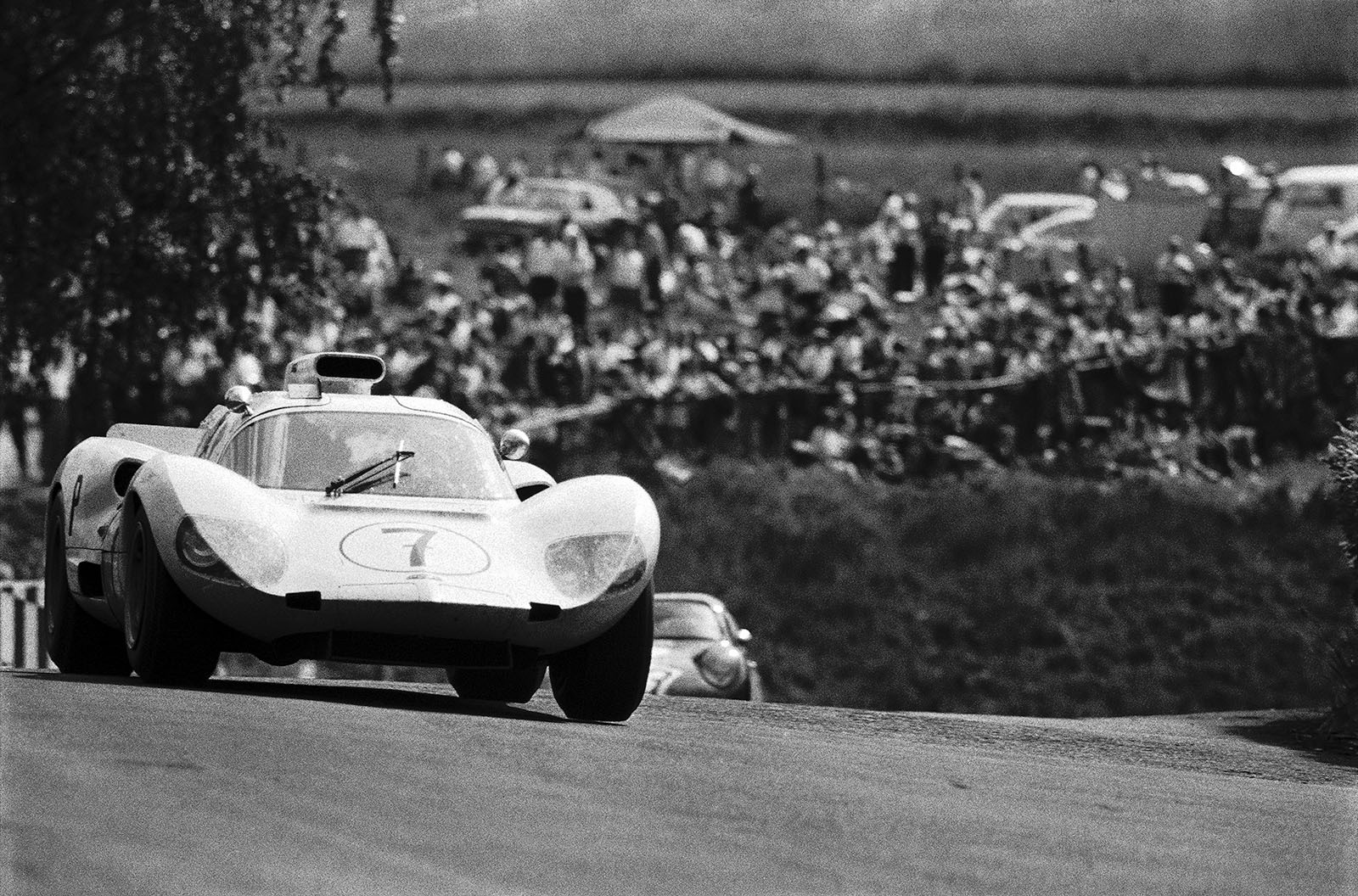 Jo Bonnier (S) and Phil Hill (USA) on the winning Chaparral 2D Chevrolet 2D001