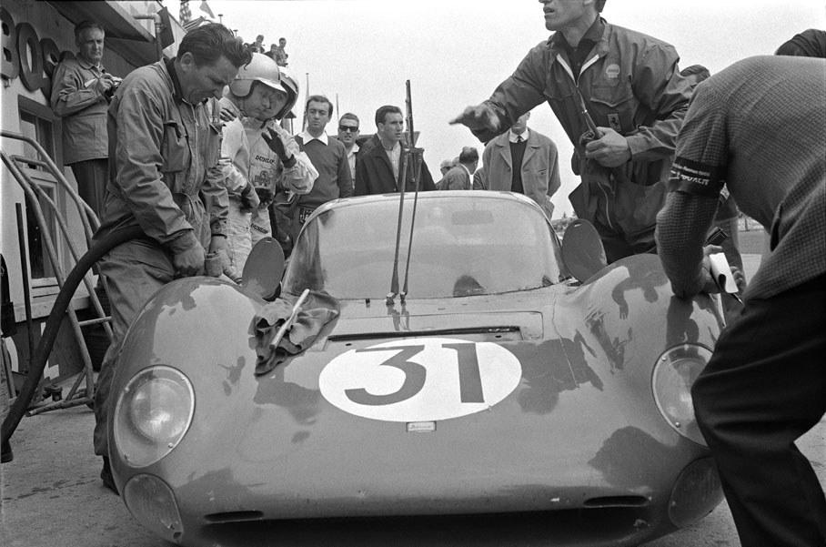 Pit stop for the Ferrari Dino 166 P: Lorenzo Bandini briefs Nino Vaccarella, 
who goes on to finish the race in 4th place.